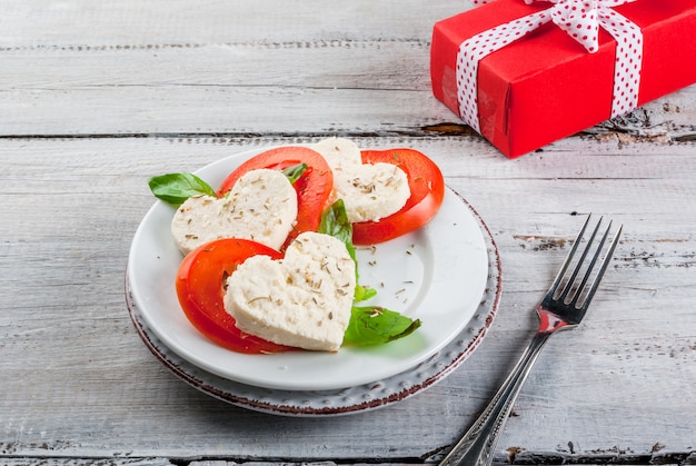 Ensalada con tomate y queso, para San Valentín