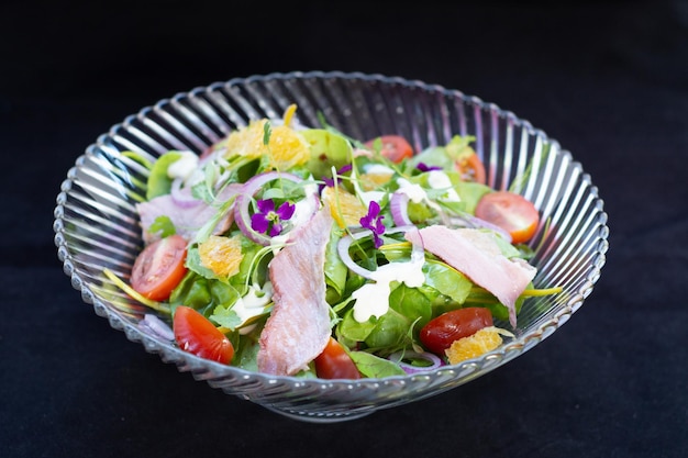 Ensalada con tomate rojo y aderezo feta