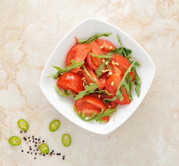 Ensalada de tomate con rúcula