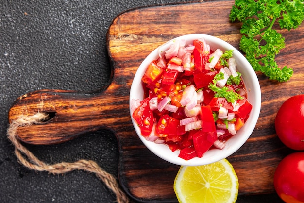 ensalada de tomate salsa comida picante comida fresca merienda en la mesa espacio de copia fondo de comida rústico