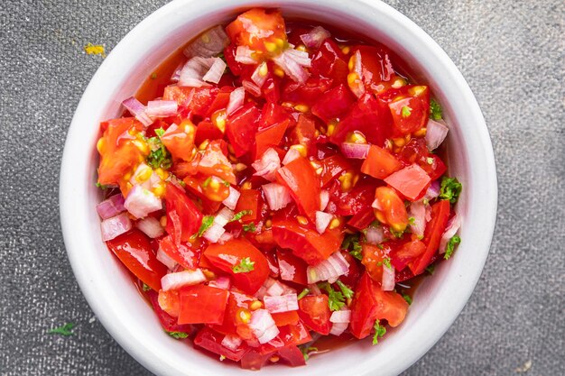 ensalada de tomate salsa comida picante comida fresca merienda en la mesa espacio de copia fondo de comida rústico