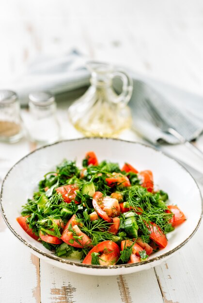 Ensalada de tomate saludable con pepinillos, eneldo, cebolla y perejil