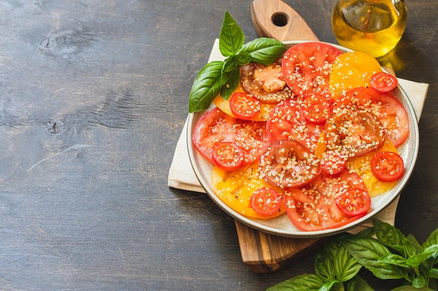 Ensalada de tomate con semillas de cáñamo concepto de comida saludable con superalimentos