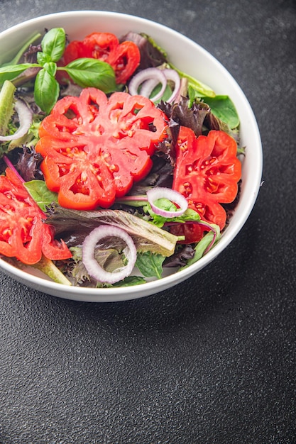 Ensalada tomate vegetal plato fresco comida saludable comida bocadillo en la mesa espacio de copia fondo de alimentos