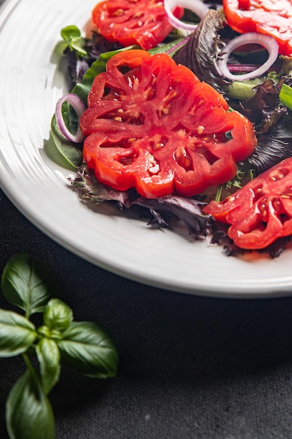 Ensalada tomate vegetal plato fresco comida saludable comida bocadillo en la mesa espacio de copia fondo de alimentos