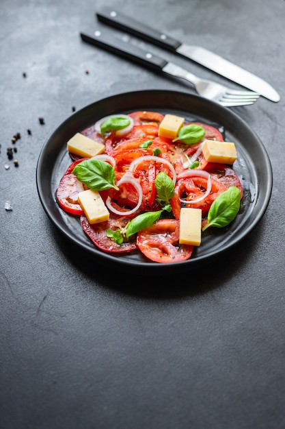 Ensalada de tomate veggie vegetal dieta de albahaca sobre la mesa dieta de alimentos saludables de verano