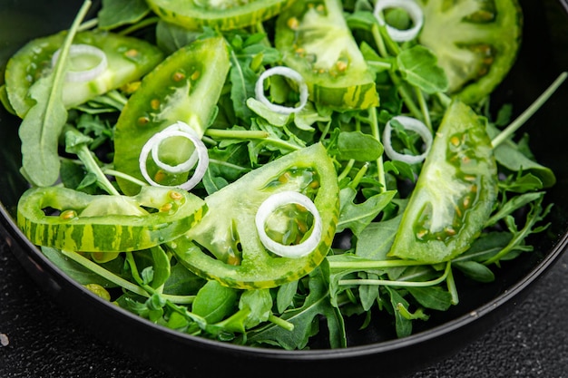 ensalada tomate verde comida vegetal comida bocadillo en la mesa espacio de copia fondo de comida parte superior rústica