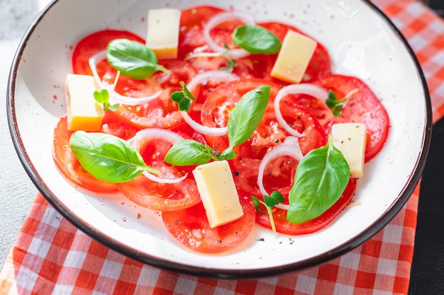 Ensalada de tomate, verduras, queso, cebolla, dieta, vitamina, veggie, comida vegana o vegetariana