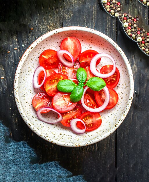 ensalada de tomate verduras rojas aperitivo cebolla merienda