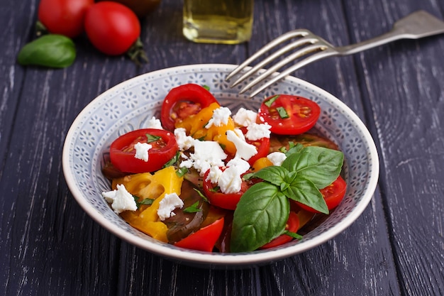 Ensalada de tomates coloridos con queso feta