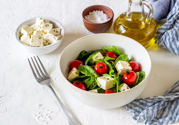 Ensalada de tomates, espinacas y queso.