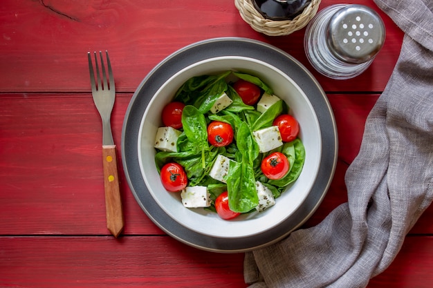 Ensalada de tomates, espinacas y queso.