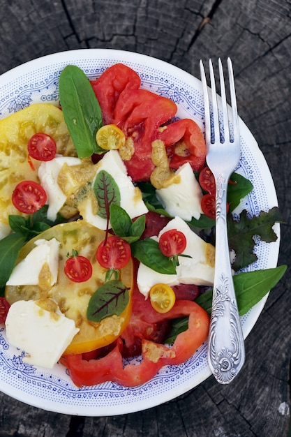 Ensalada de tomates frescos con queso de cabra