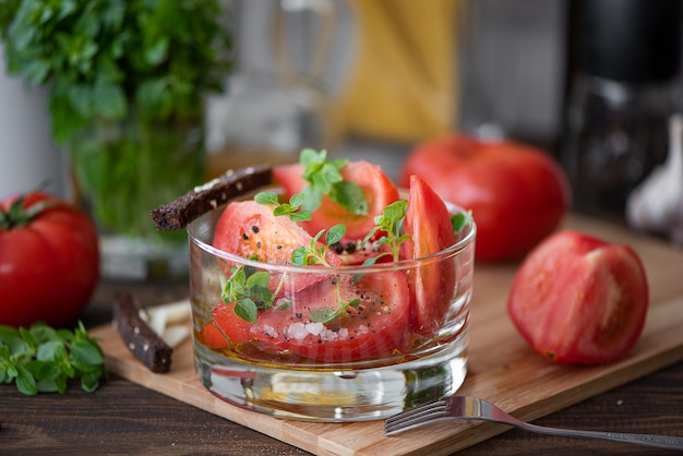 Ensalada de tomates con hierbas y aceite de oliva