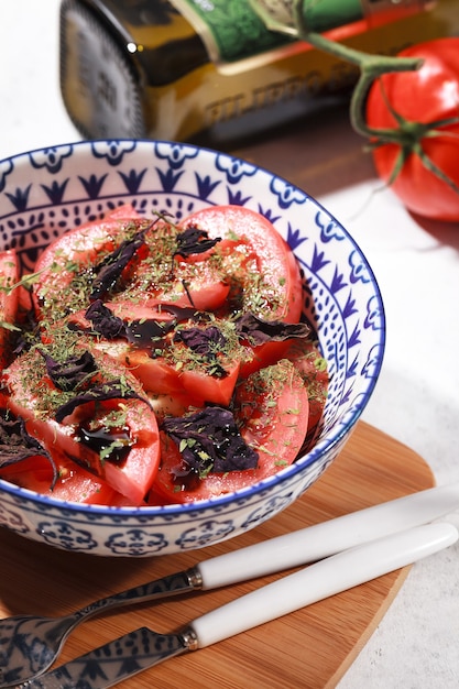 Ensalada de tomates y hierbas secas