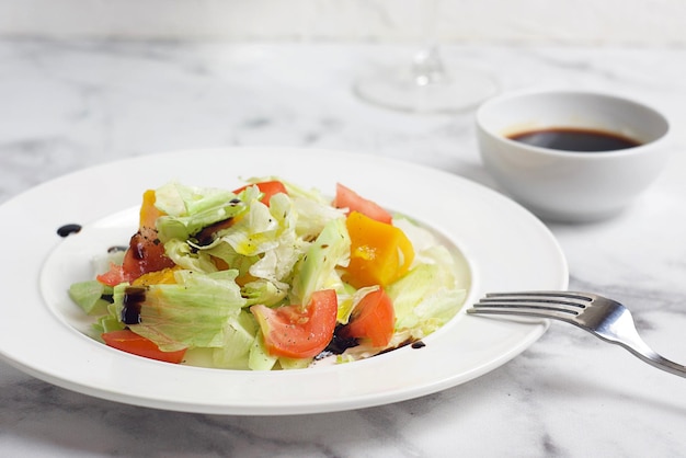 Ensalada de tomates, pepinos, calabaza. Desayuno