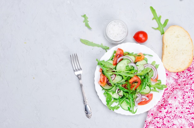 Ensalada de tomates, pepinos y rúcula.