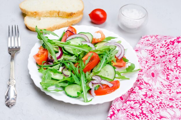 Ensalada de tomates, pepinos y rúcula.