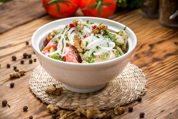 Foto ensalada de tomates y pepinos.