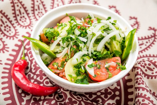 Ensalada de tomates y pepinos.