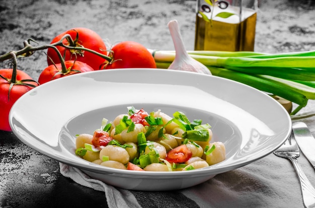 ensalada con tomates y pepinos