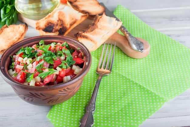 Ensalada de tomates y queso y crutones para el almuerzo.