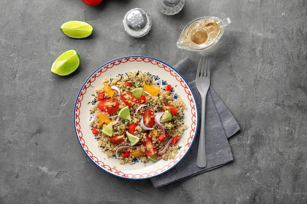 Ensalada con tomates de quinoa y cebolla servida en plato