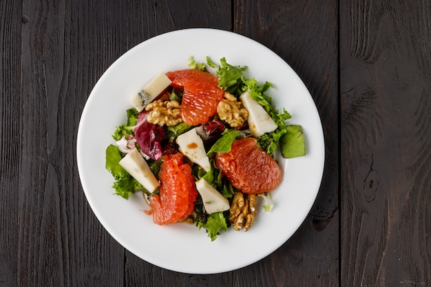 Ensalada de toronja, rúcula y queso