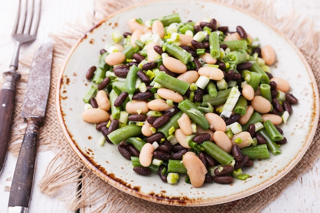 Ensalada de tres frijoles con ajo.