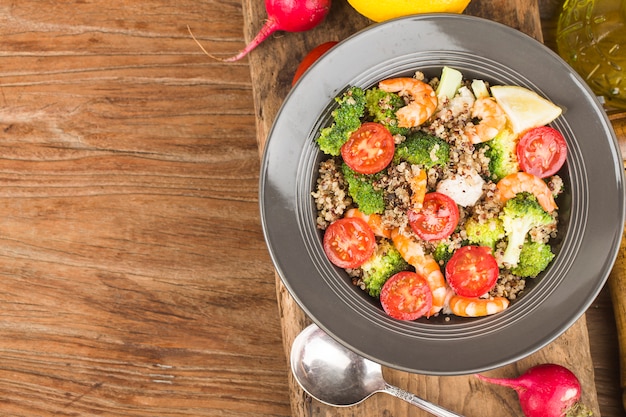 Foto ensalada de trigo sarraceno con brócoli, pechuga de pollo y camarones, ensalada de quinua tricolor. superalimento y concepto de alimentación saludable.