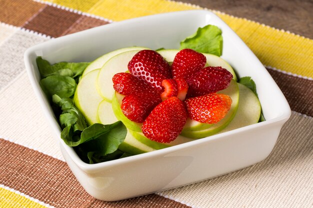 Ensalada tropical con fresas