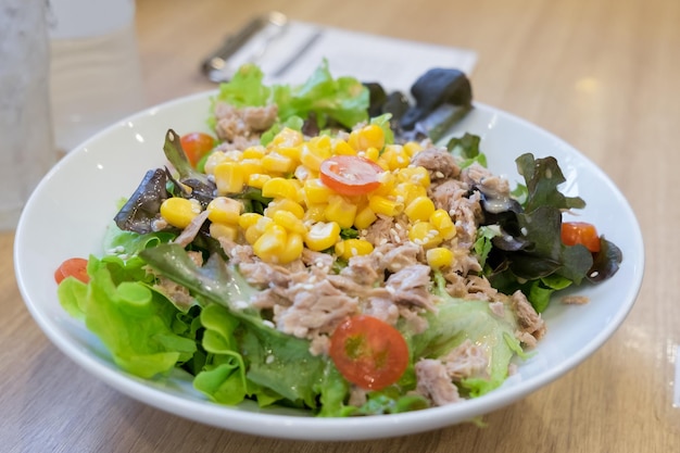 Ensalada de variedad de atún colorida en la mesa