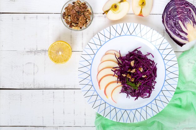 ensalada vegana de col lombarda, manzana y nueces