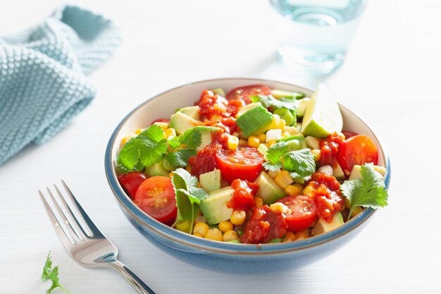 Ensalada vegana saludable de tomate y maíz dulce de maíz