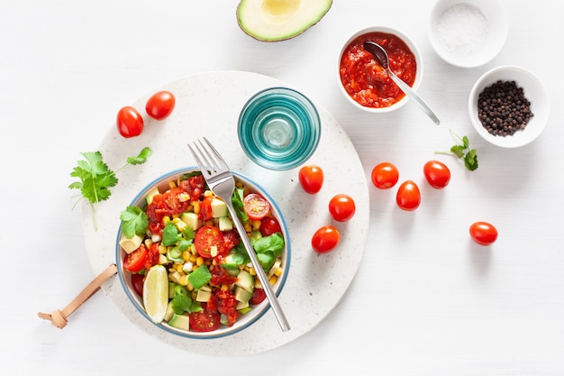 Ensalada vegana saludable de tomate y maíz dulce de maíz