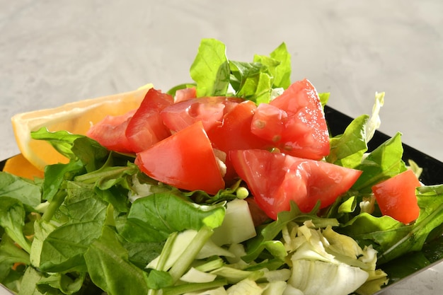 Ensalada vegana verde de mezcla de hojas verdes y verduras.