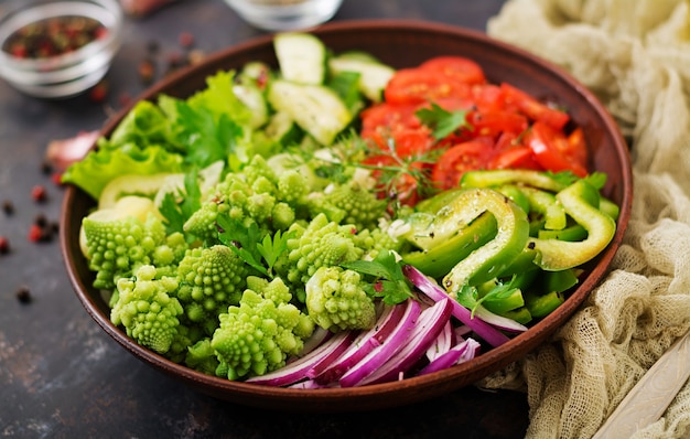 Ensalada vegana de verduras frescas y col romanesko. Menú dietético Nutrición apropiada