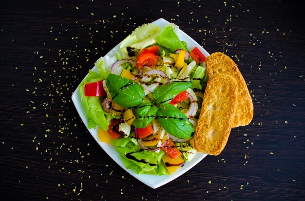 Foto ensalada de vegetales frescos con pan