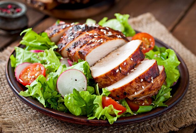 Ensalada de vegetales frescos con pechuga de pollo a la parrilla.