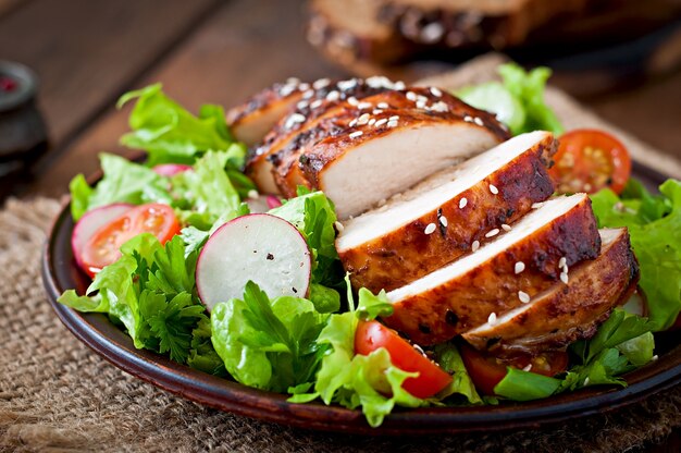 Ensalada de vegetales frescos con pechuga de pollo a la parrilla.