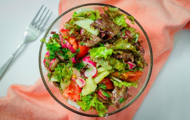 Ensalada de vegetales frescos en un recipiente de vidrio