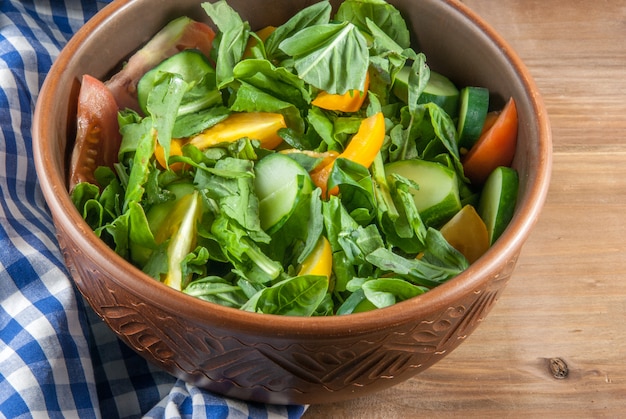 Ensalada de vegetales frescos en un tazón