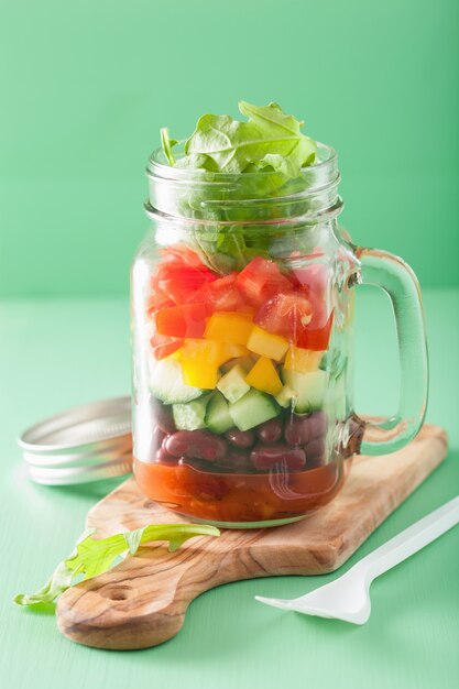 Ensalada de vegetales con frijoles veganos en tarros de cristal