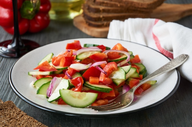 Ensalada de vegetales con pimientos y pepinos