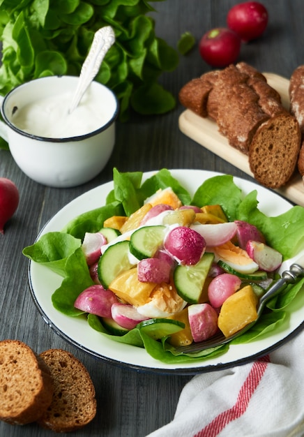 Ensalada de vegetales con rábano al horno y papas