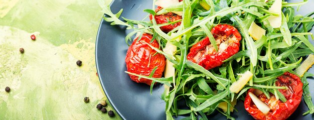 Ensalada de vegetales saludables de tomate seco y rúcula