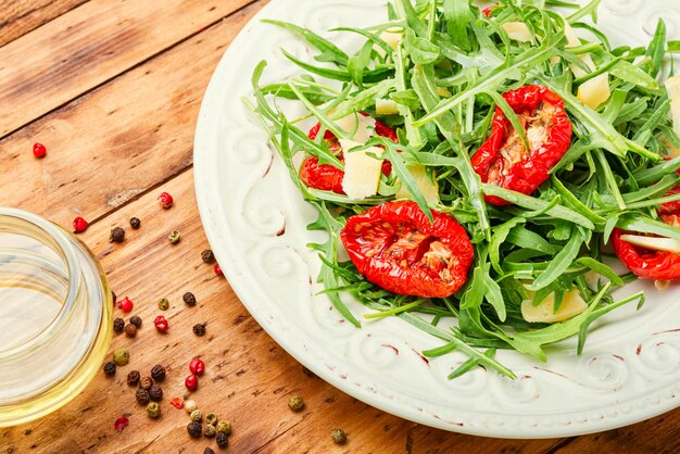 Ensalada de vegetales saludables de tomate seco y rúcula