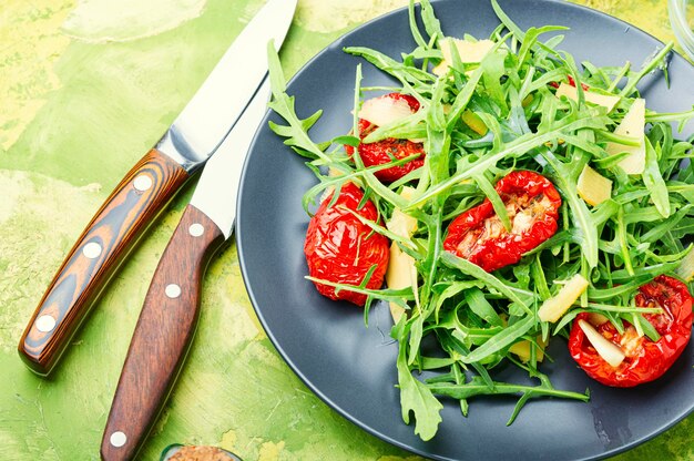 Ensalada de vegetales saludables de tomate seco y rúcula