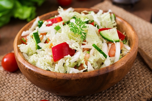 Ensalada de vegetales vegetarianos en un tazón de madera