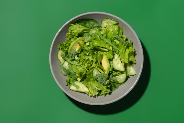 Ensalada de vegetales verdes sobre fondo verde